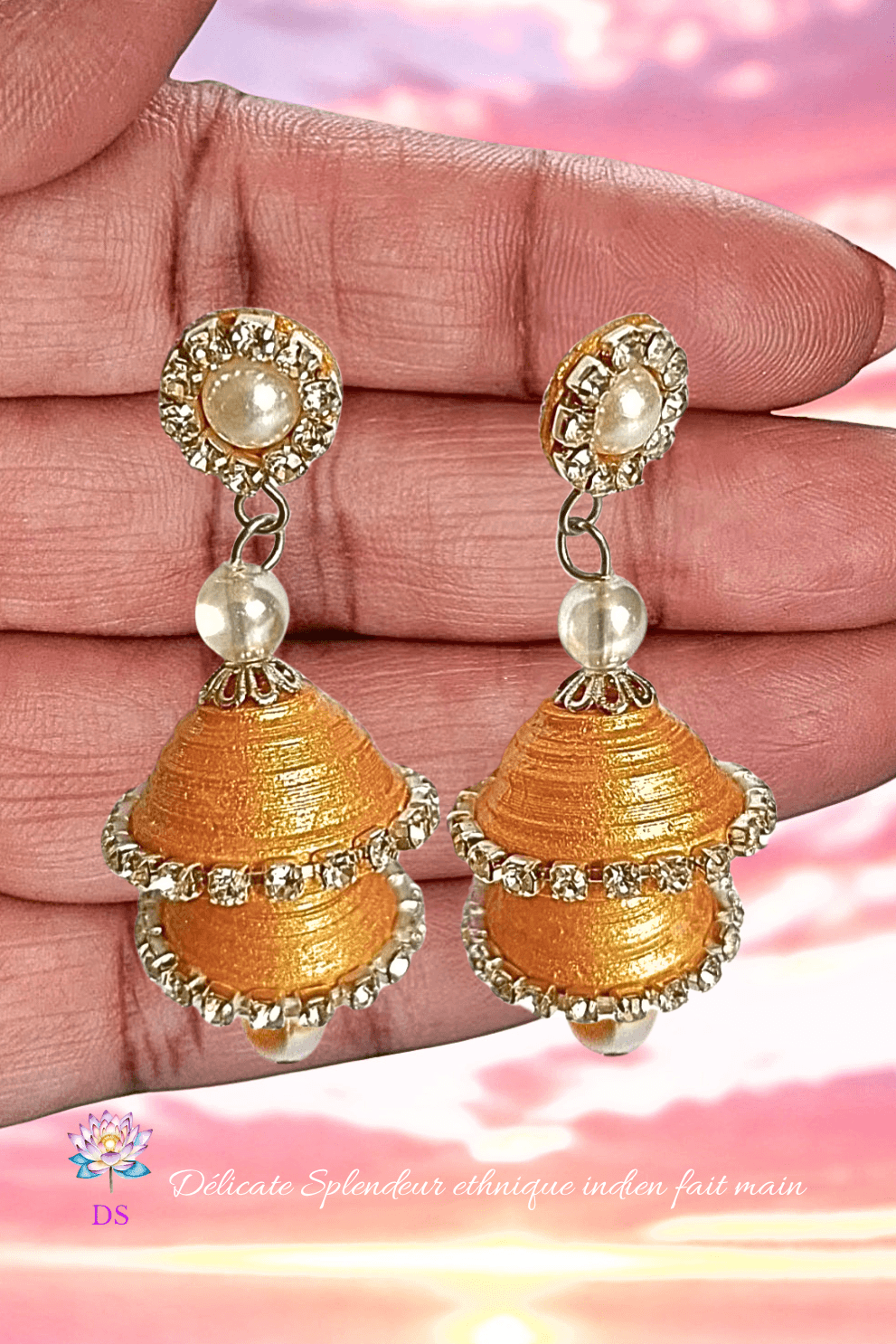 Djimiki Rond Doré Double - Boucles d'oreilles Délicate Splendeur - Tenues dans une main