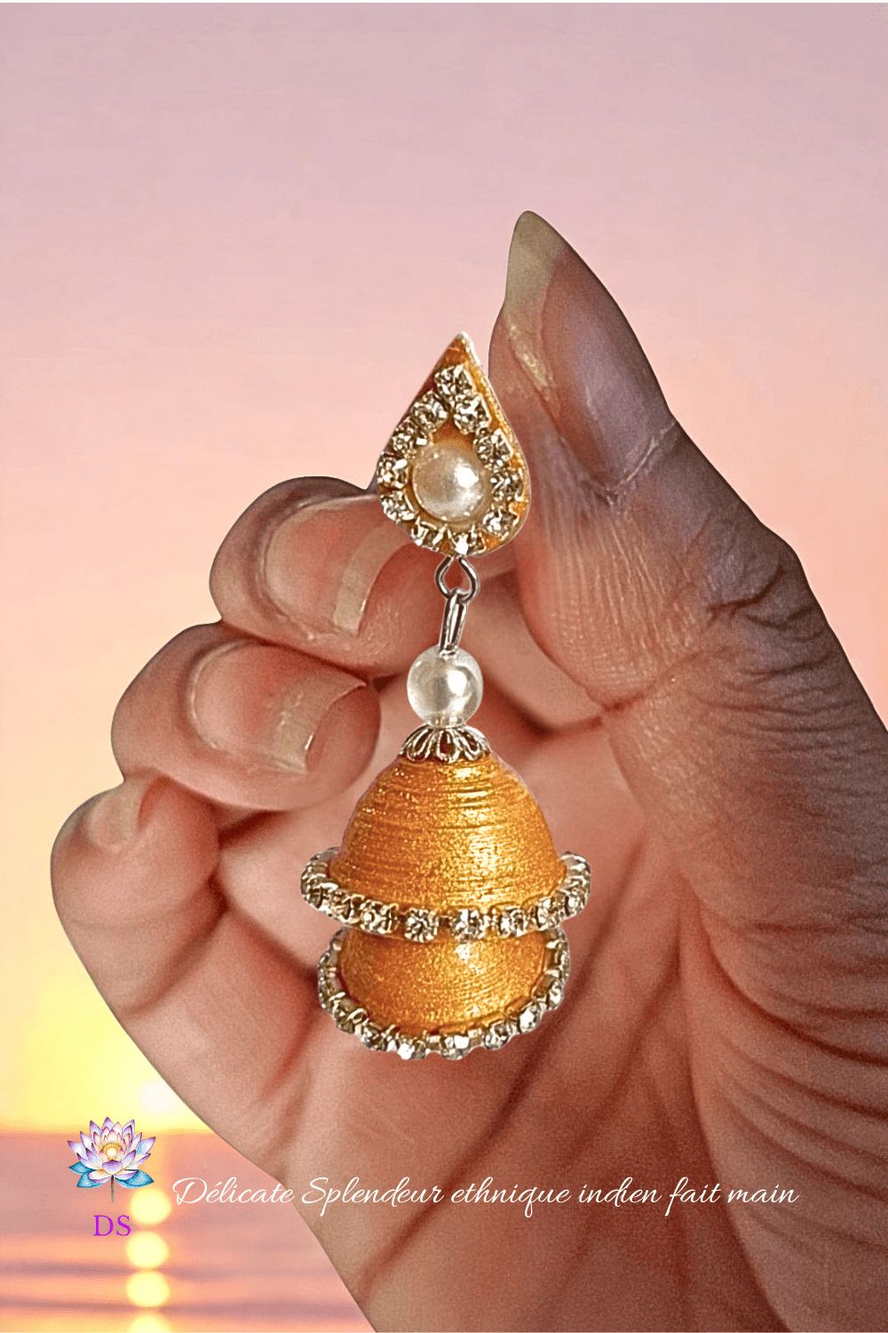 Djimiki Goutte Doré Double - Boucle d'oreille Délicate Splendeur - Tenue entre les doigts