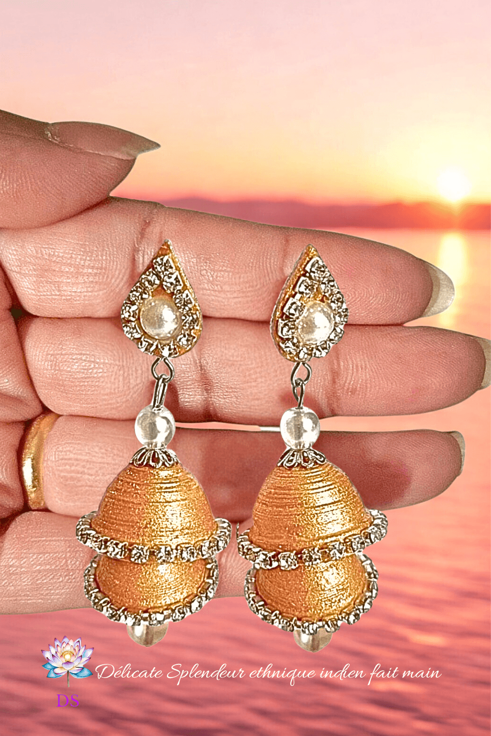 Djimiki Goutte Doré Double - Boucles d'oreilles Délicate Splendeur - Tenues dans une main