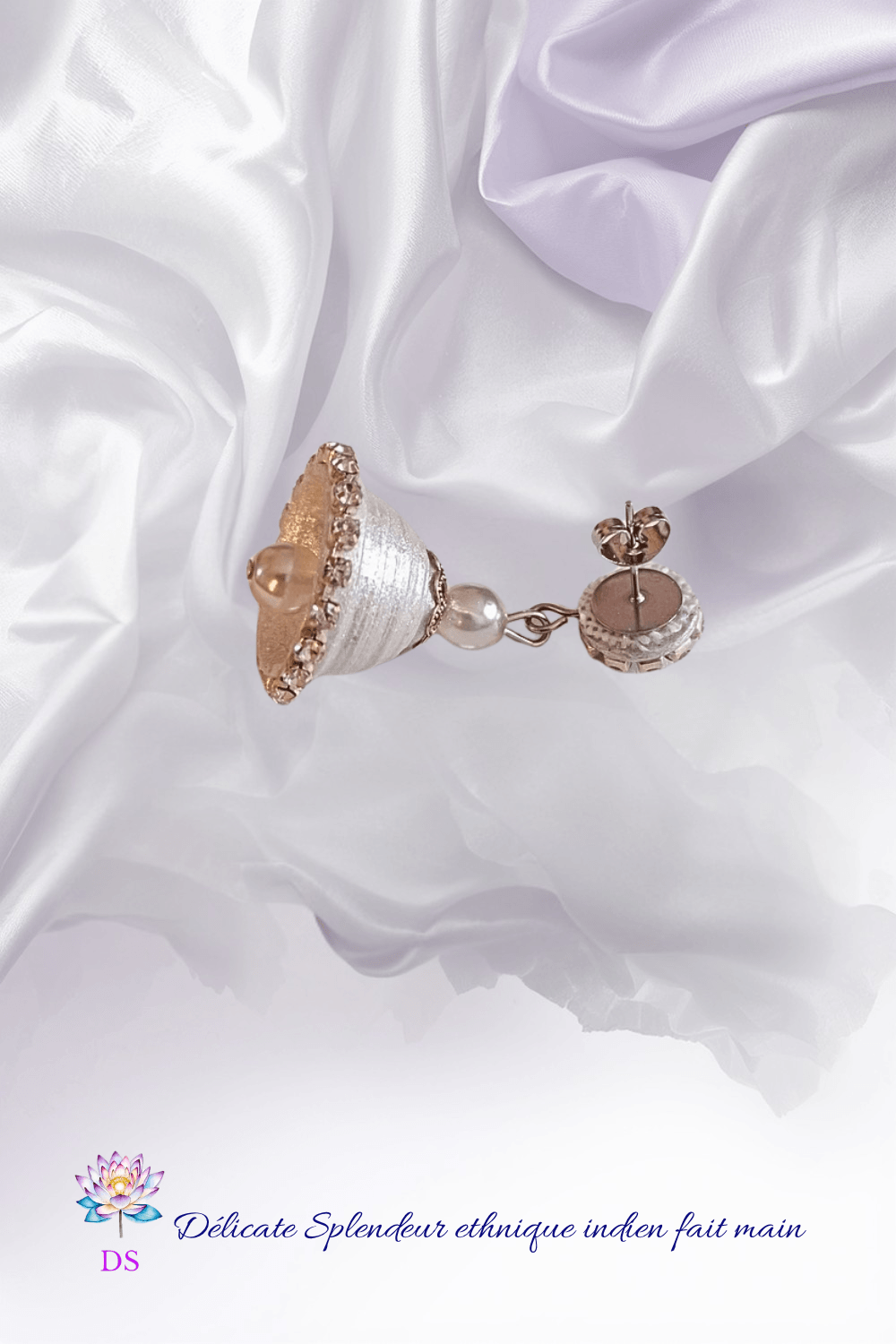 Djimiki Rond Argenté Simple - Boucles d'oreilles Délicate Splendeur - sur un tissu satin blanc