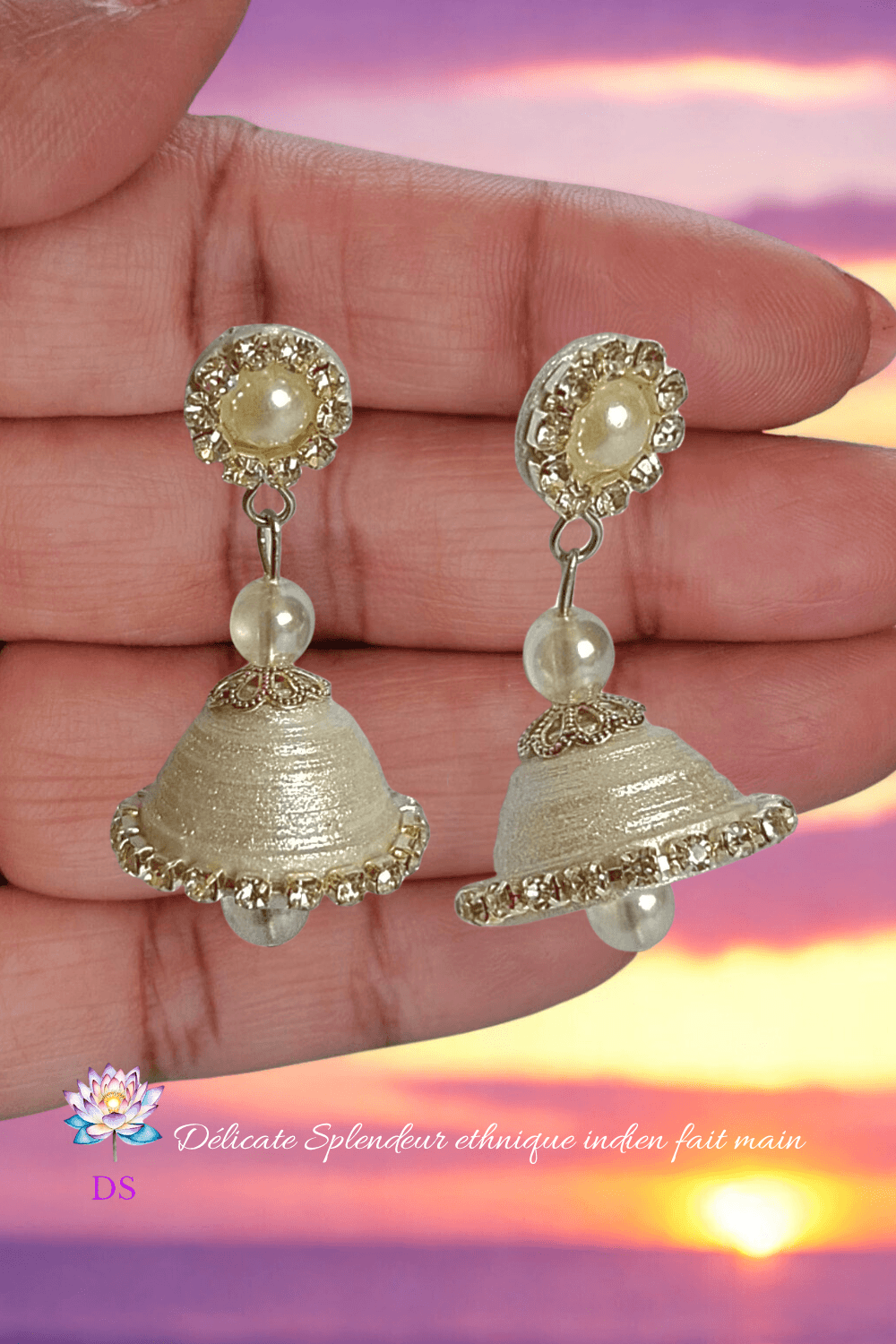 Jolie paire de Djimiki Argenté Simple, dans une main, à la lueur d'une aube violette.