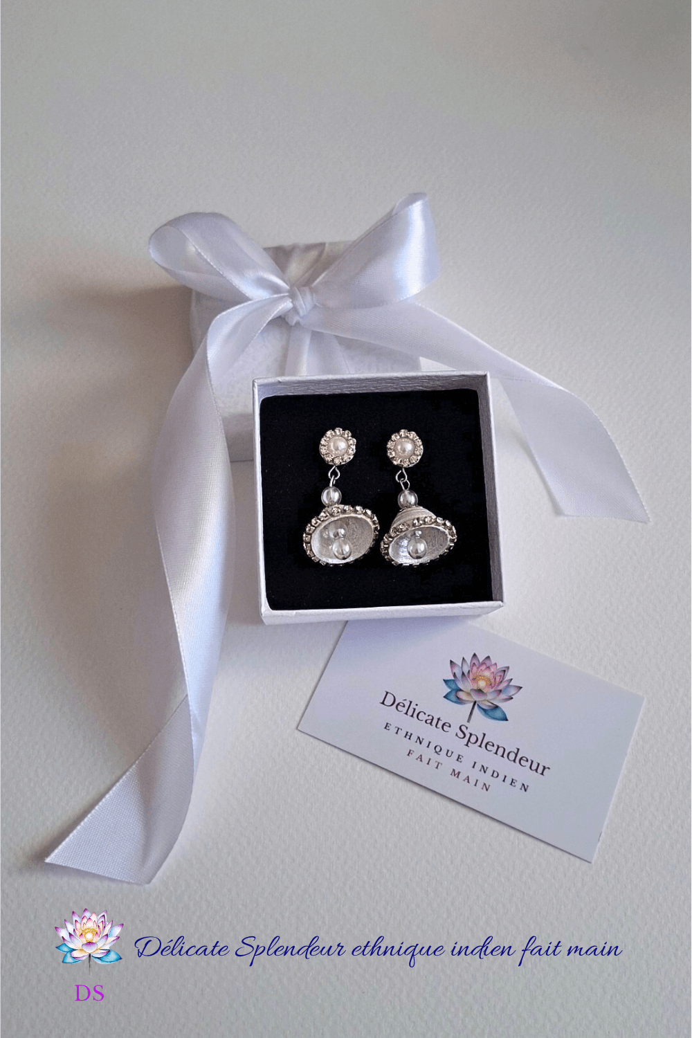 Une paire de Boucles d'oreilles Djimiki Argenté, dans son écrin avant emballage.