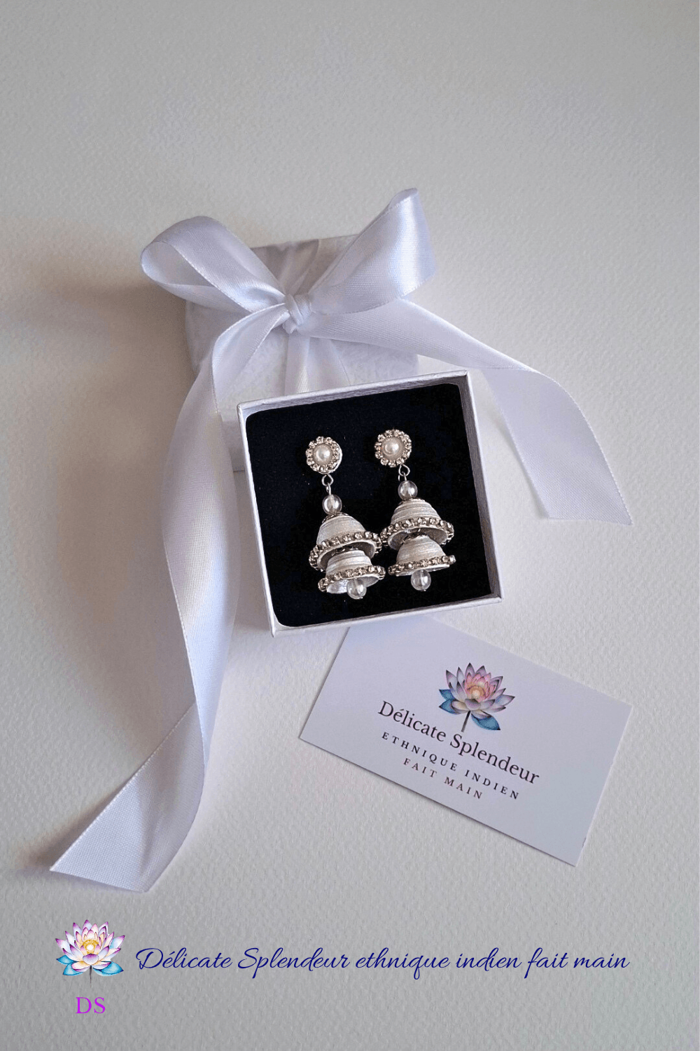 Sublimes paire de Djimiki, argentés à double étages, dans leur boîte d'emballage.