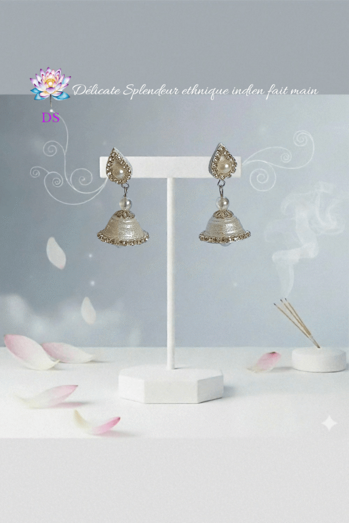 Boucles d'oreilles indiennes aériennes et festives, sur leur présentoir.
