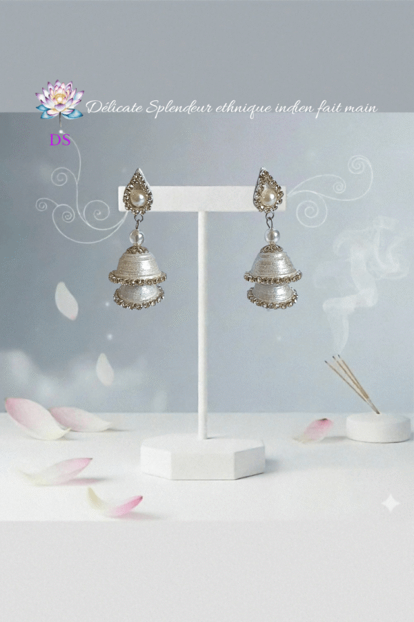 Boucles d'oreilles argentées, Jumkas idéales pour les cérémonies, sur leur présentoir blanc.