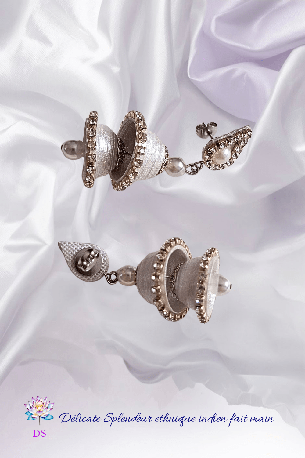 Djimiki Goutte Argenté Double - Boucles d'oreilles Délicate Splendeur - sur un satin nacré blanc