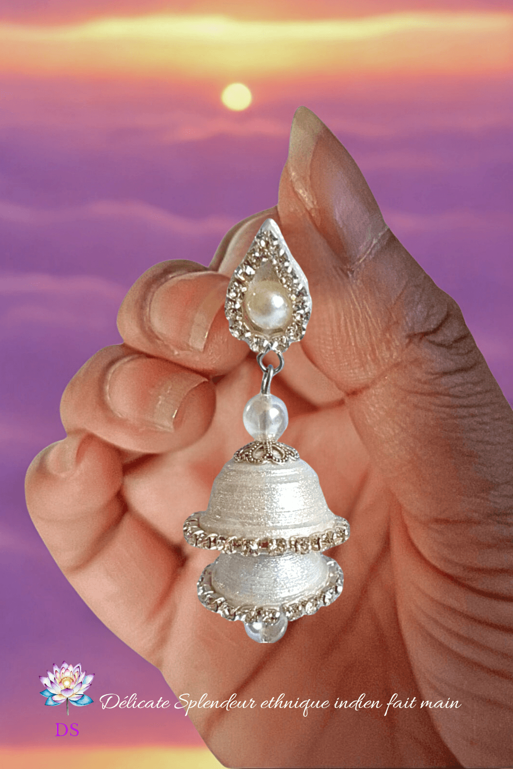 Djimiki Goutte Argenté Double - Boucle d'oreille Délicate Splendeur - tenue entre les doigts