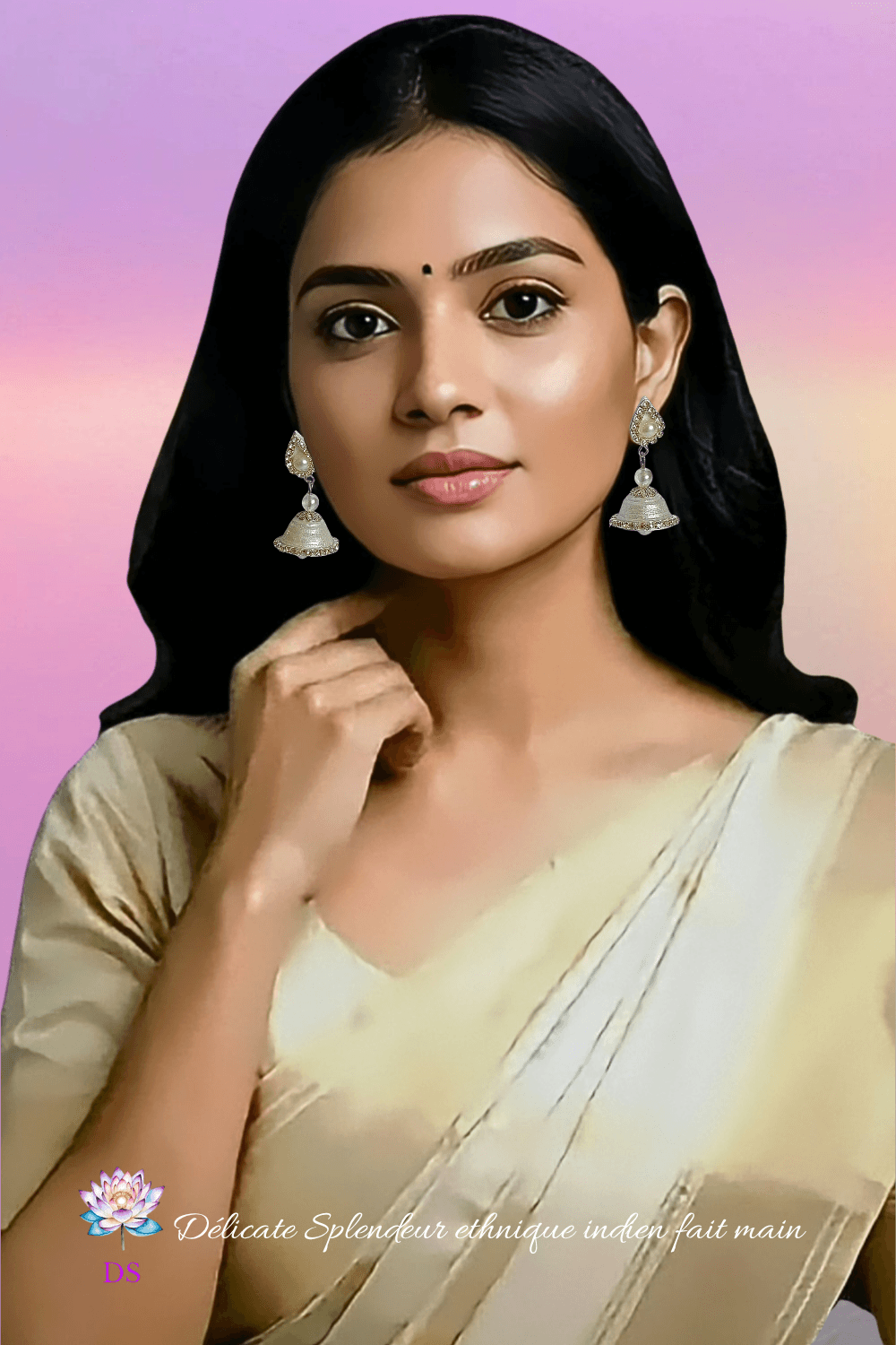 Boucles d'oreilles Djimiki argenté, portées dans une ambiance indienne festive.