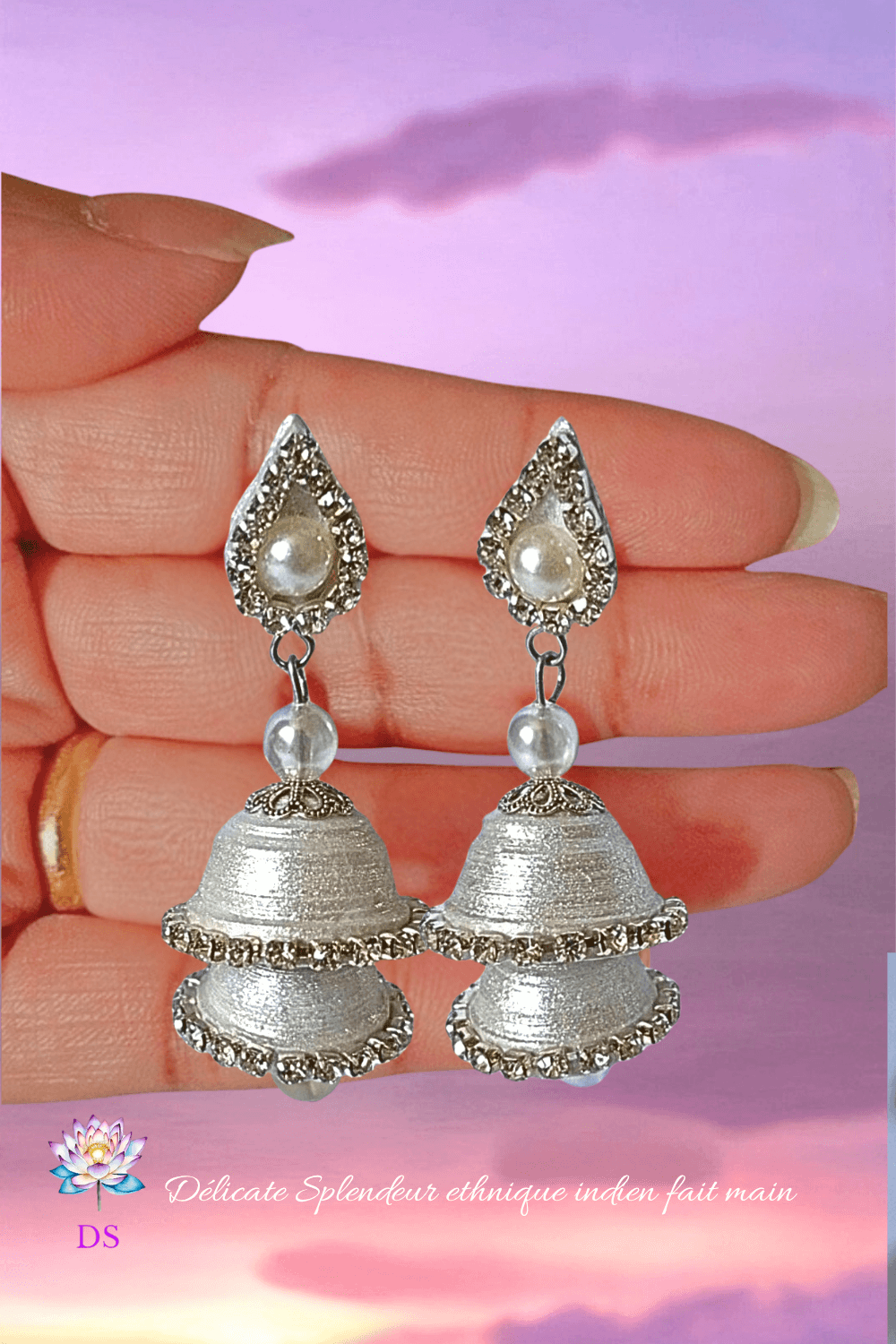 Djimiki Goutte Argenté Double - Boucles d'oreilles Délicate Splendeur - dans une main