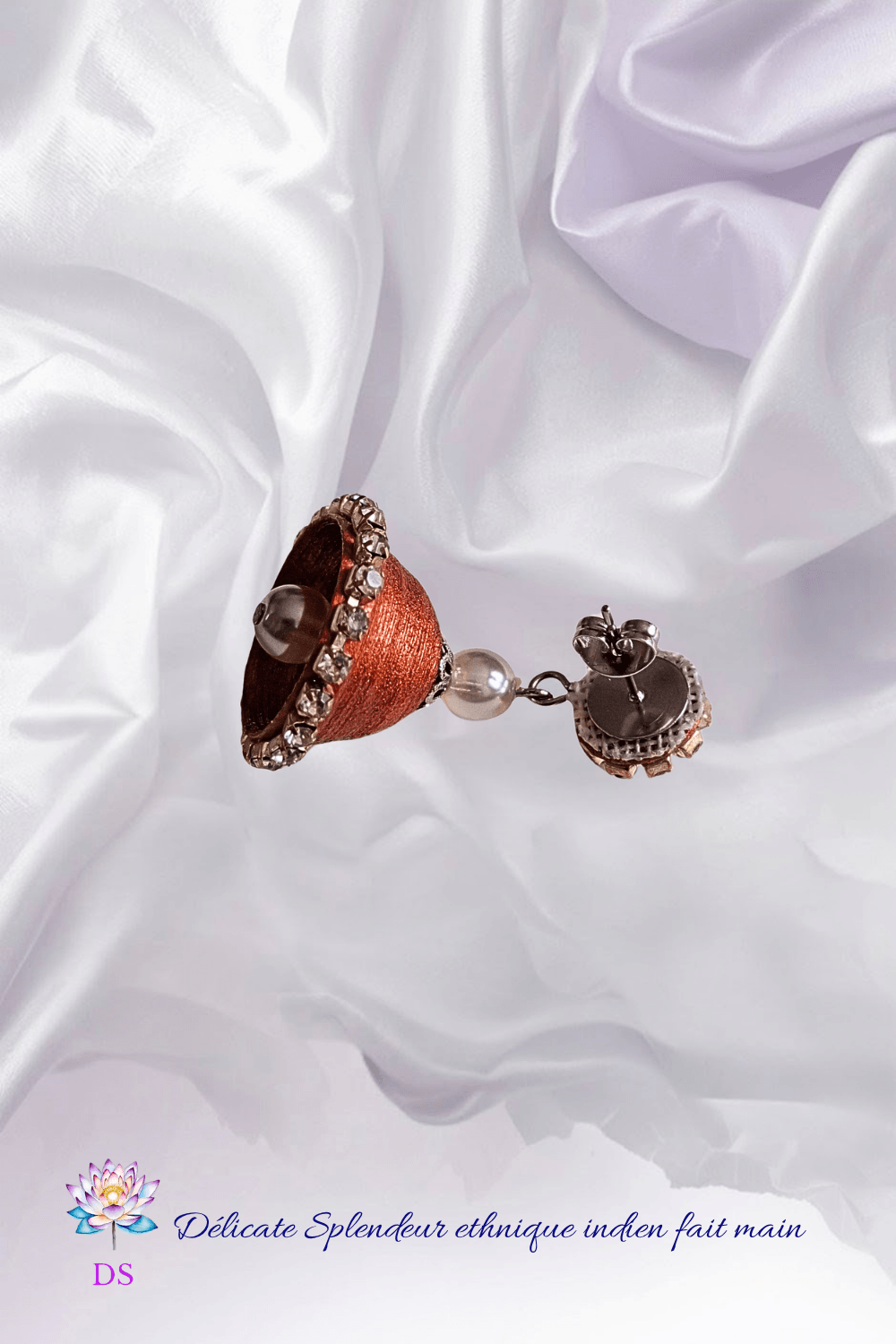 Djimiki Rond Cuivré Simple - Boucle d'oreille Délicate Splendeur - Sur un tissu en satin blanc nacré