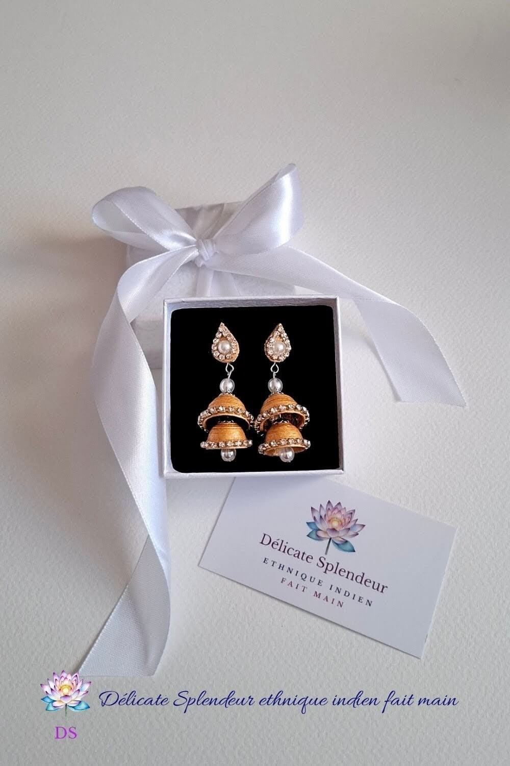Djimiki Goutte Doré Double - Boucles d'oreilles Délicate Splendeur - Dans leur écrin d'emballage
