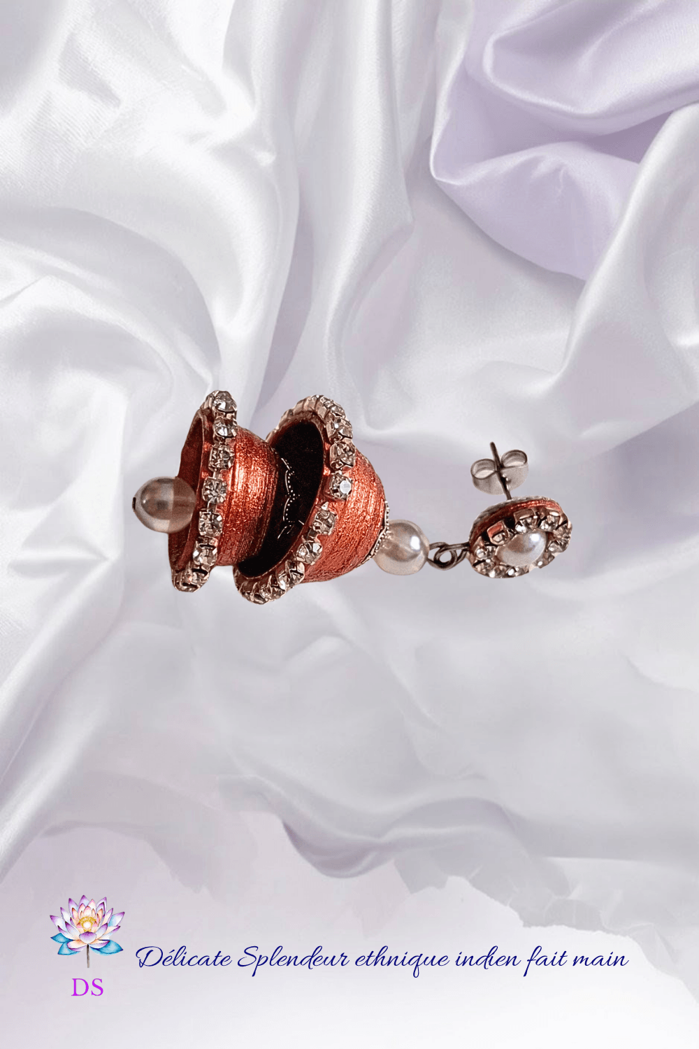 Djimiki Rond Cuivré Double - Boucle d'oreille Délicate Splendeur - Sur un tissu en satin blanc nacré