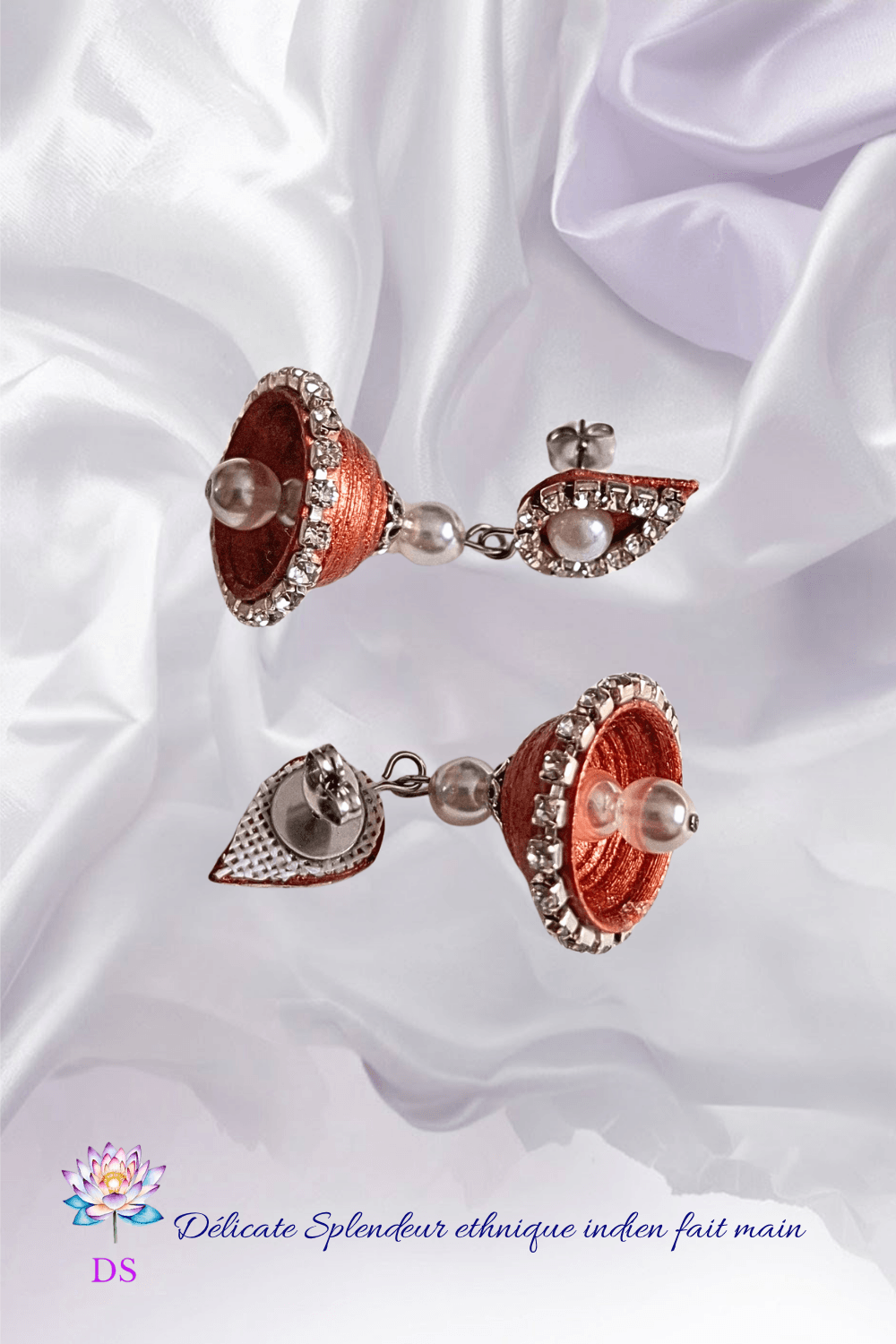 Djimiki Goutte Cuivré Simple - Boucles d'oreilles Délicate Splendeur - Sur un tissu en satin blanc nacré