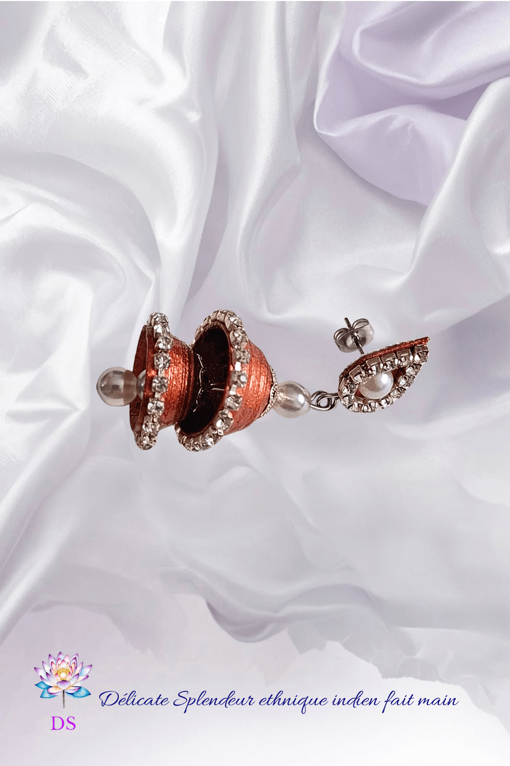 Djimiki Goutte Cuivré Double - Boucle d'oreille Délicate Splendeur - Sur un tissu en satin blanc nacré