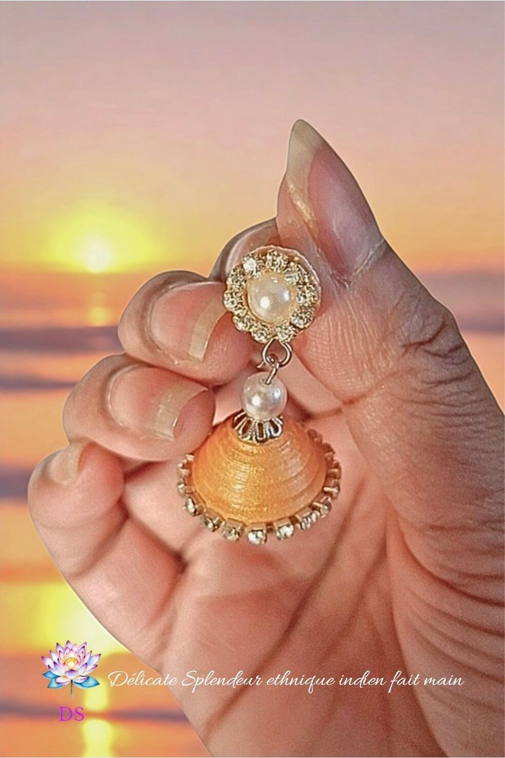 Djimiki Rond Doré Simple - Boucle d'oreille Délicate Splendeur - Tenue entre les doigts