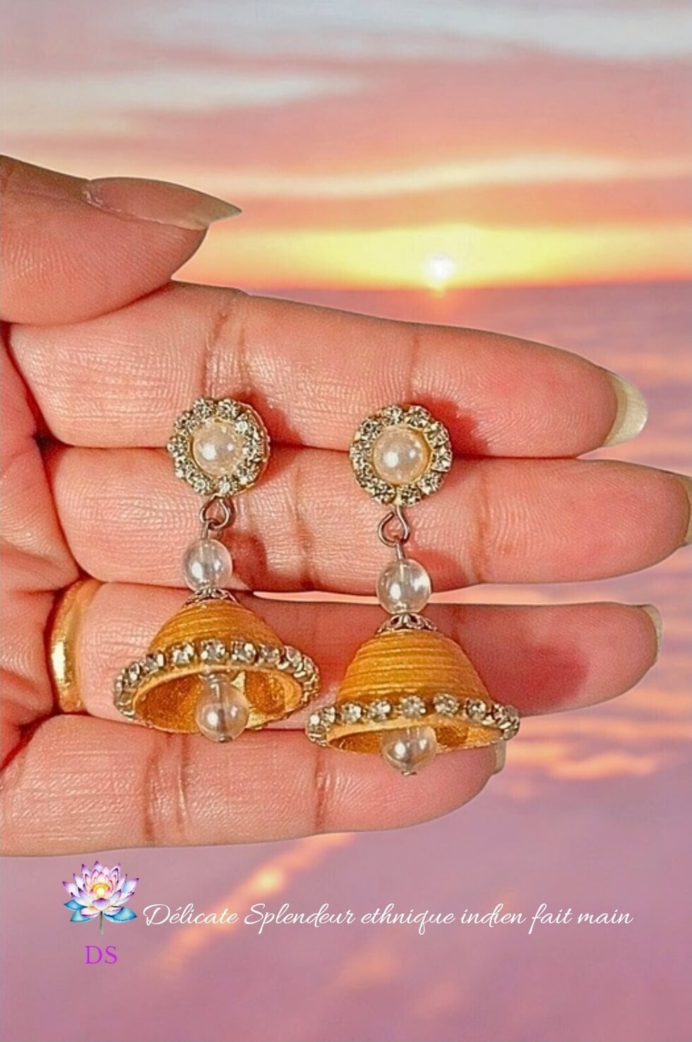 Djimiki Rond Doré Simple - Boucles d'oreilles Délicate Splendeur - Tenues dans une main