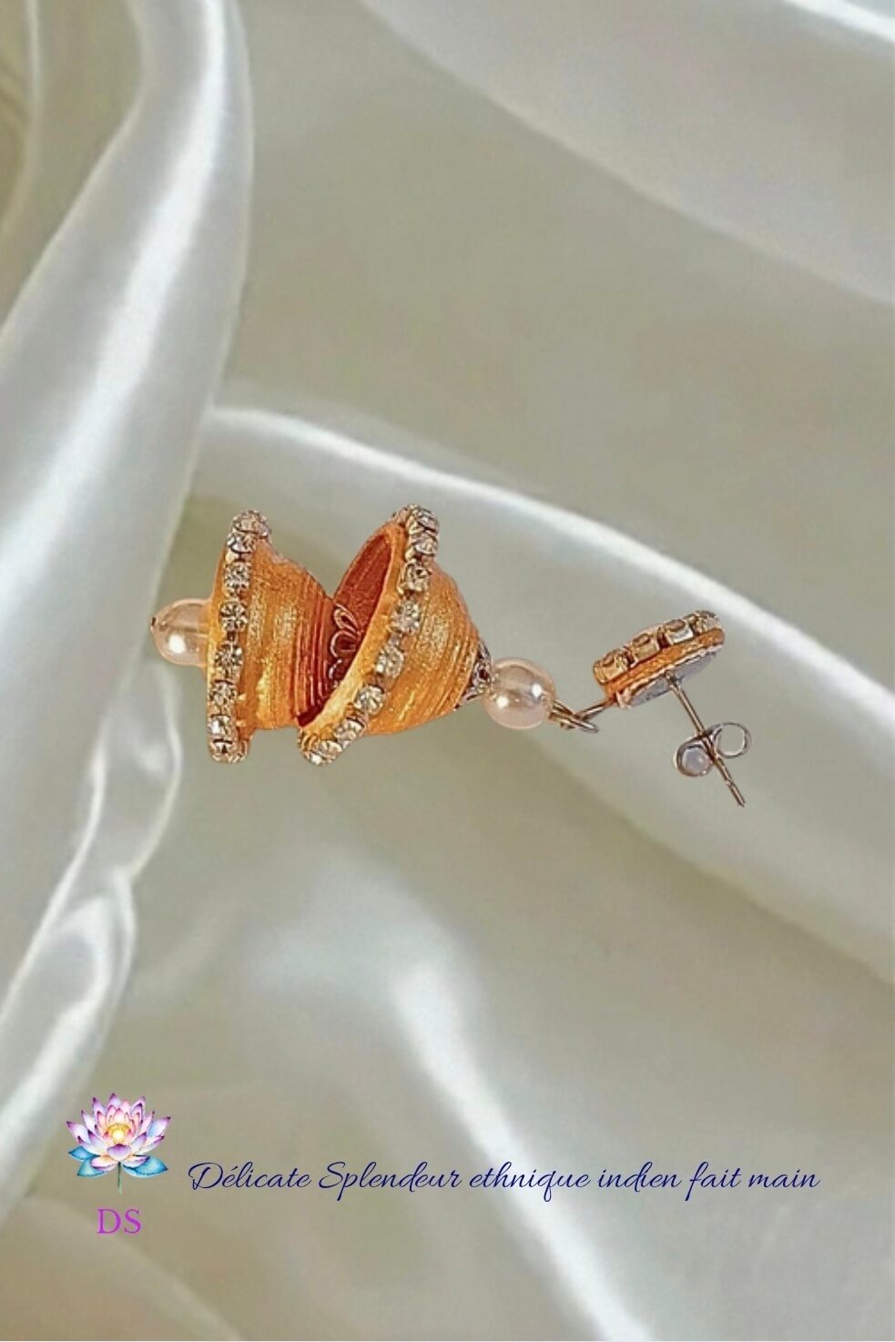 Djimiki Rond Doré Double - Boucle d'oreille Délicate Splendeur - Sur un tissu en satin blanc