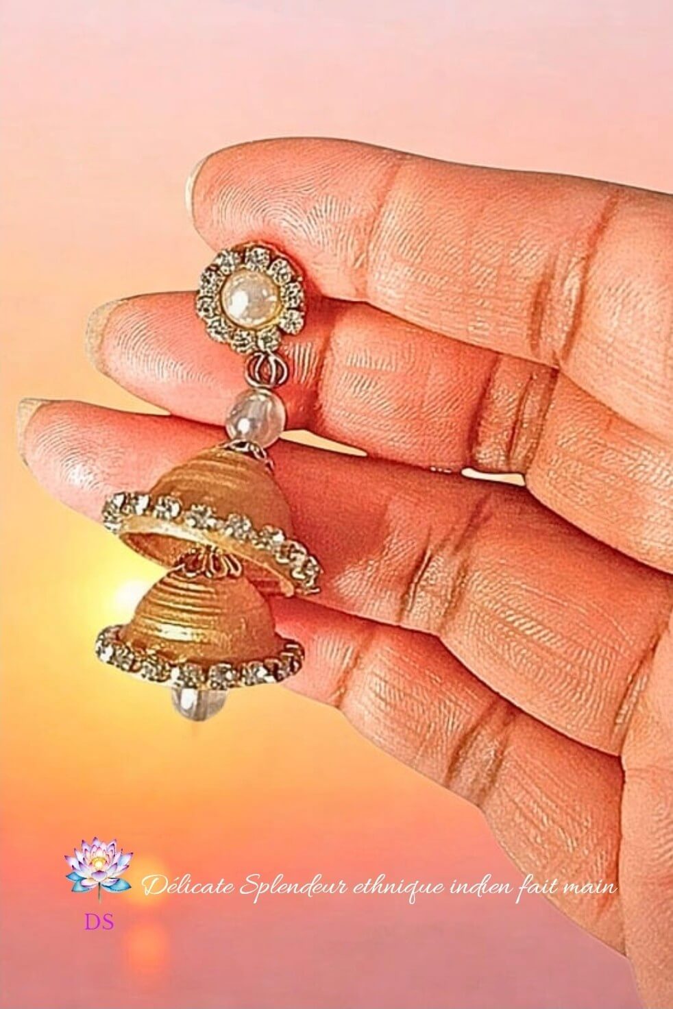 Djimiki Rond Doré Double - Boucle d'oreille Délicate Splendeur - tenue entre les doigts