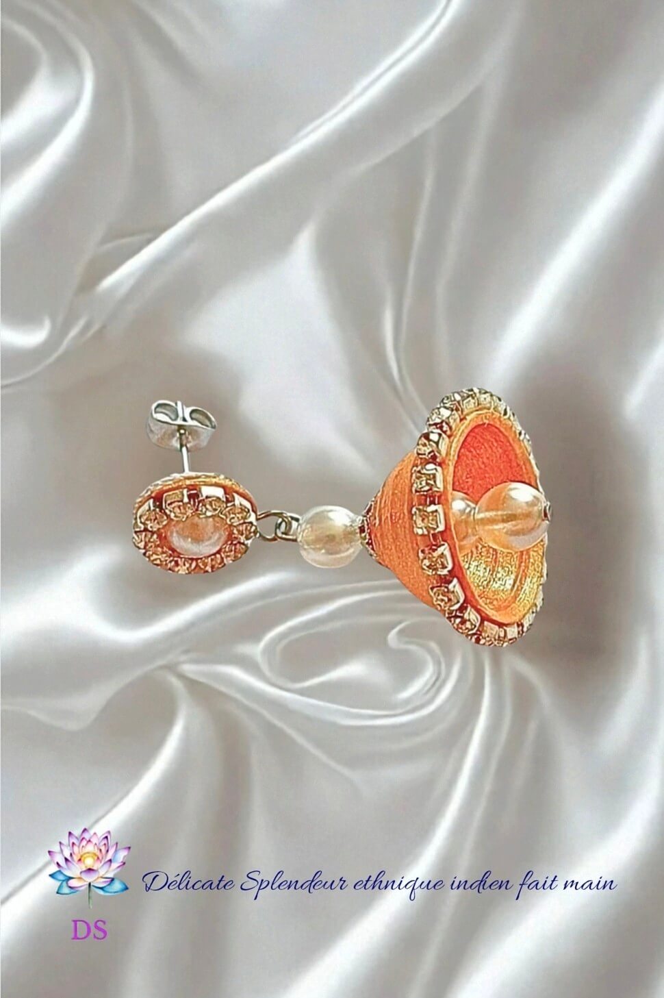 Djimiki Rond Doré Simple - Boucle d'oreille Délicate Splendeur - Sur un tissu  en satin blanc